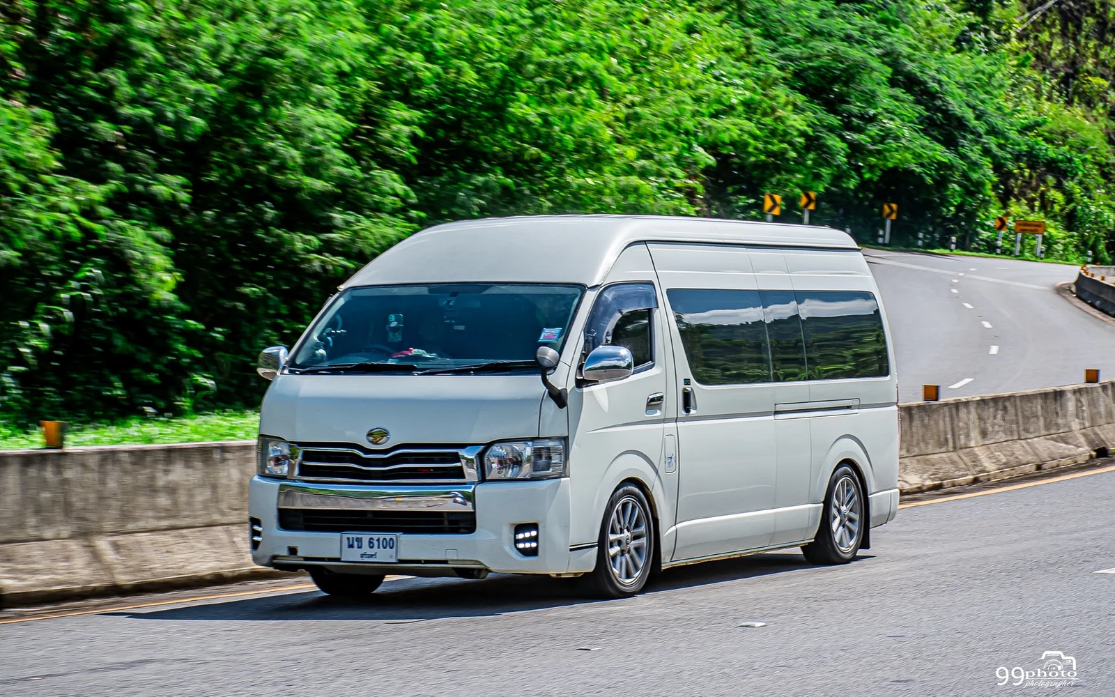บริการรถตู้ Toyota Commuter และรถยนต์ Toyota Fortuner พร้อมคนขับ