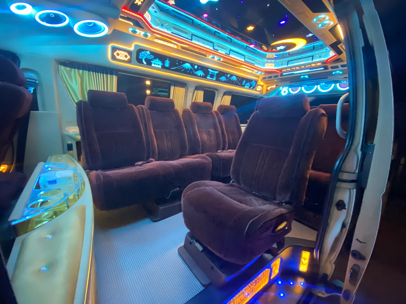 2. รถพร้อมให้บริการ Toyota Commuter และ Toyota Fortuner